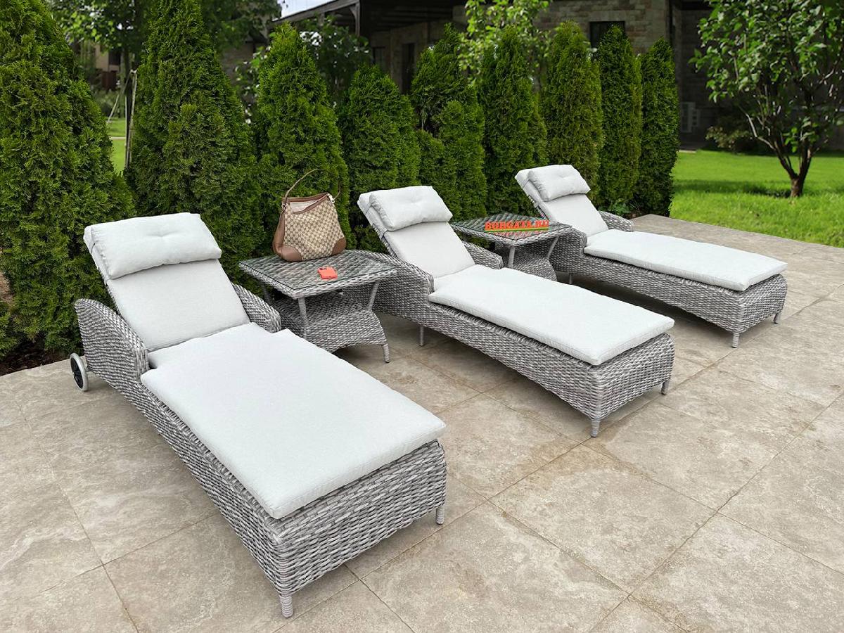 Комплект из трех лежаков с колесиками CAESAR grey и пары чайных столиков для зоны бассейна или банного комплекса
