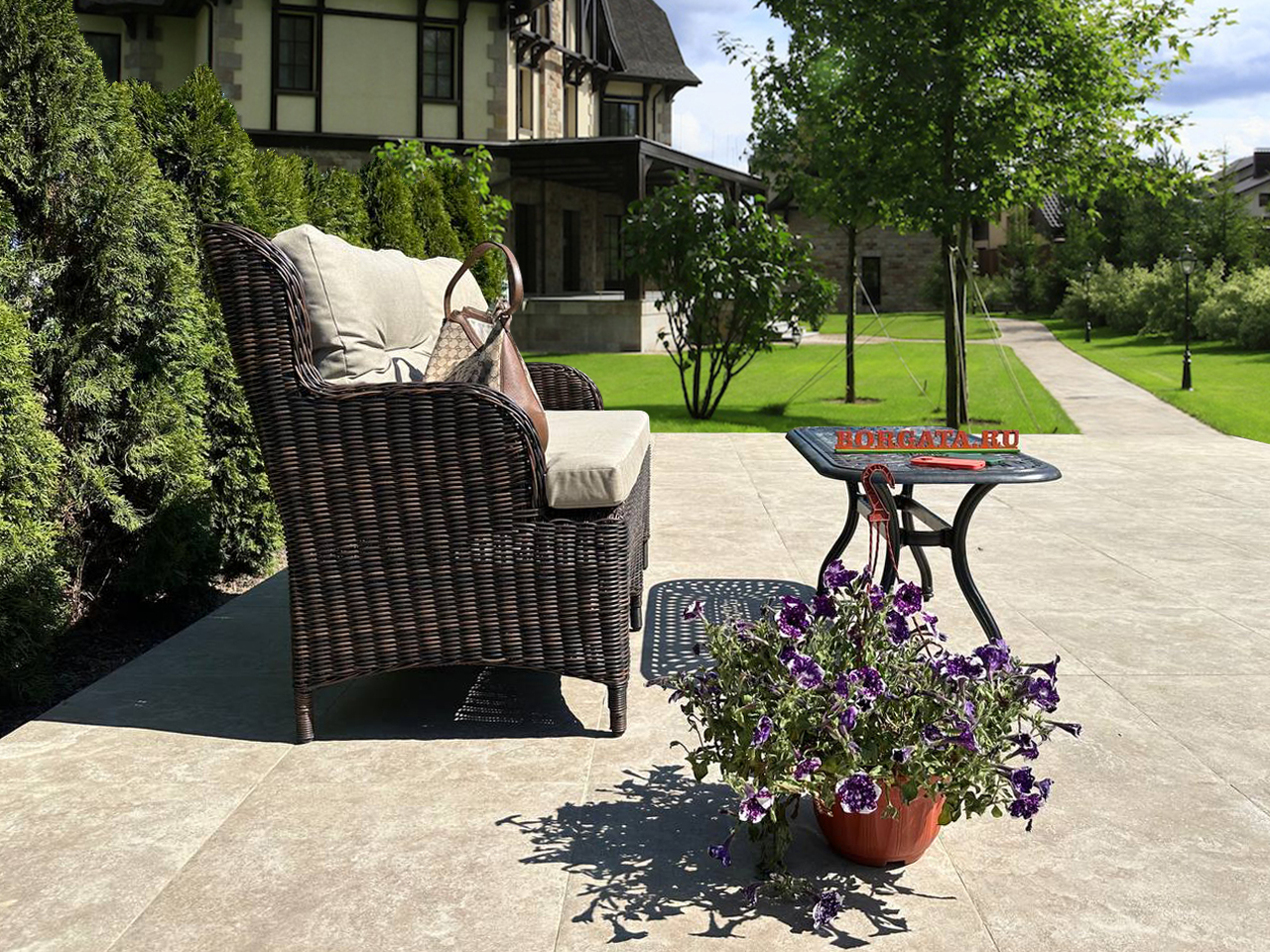 Лаунж зона с диваном 2-х DIAMOND brown и столиком кофейным BALLERINA для крыльца или террасы загородного коттеджа